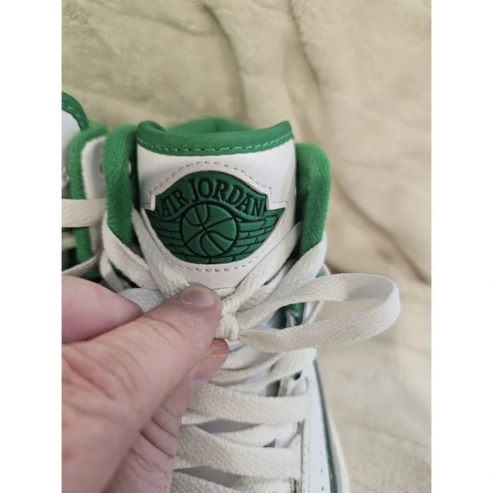 Nike Air Jordan‎ 2 Retro White Lucky Green Size Youth 5.5 K075